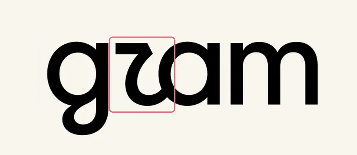 Detalle ampliado de las últimas letras del nuevo logotipo de Instagram, «gram», en negro sobre fondo crema, con la r encuadrada en un marco coral. La r no tiene el hombro abierto habitual: arranca con un trazo horizontal arriba y baja describiendo una curva cerrada que repite la panza de la g anterior, de modo que las dos letras comparten silueta y el conjunto se lee como «gzam»