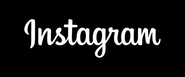 El wordmark de Instagram vigente de 2016 a 2026, en blanco sobre fondo negro: una cursiva caligráfica de trazo fino y modulado, con la I inicial rematada por un bucle y la g y la m terminadas en curvas largas